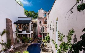 Garlands Del Rio Riverside Boutique Hotel